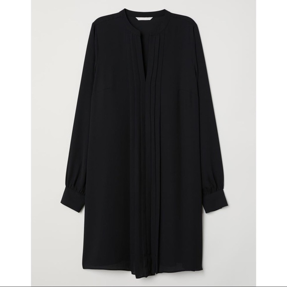H&M Dresses & Skirts - H&M Black Pleated Longsleeve Vneck Shift Midi Dress